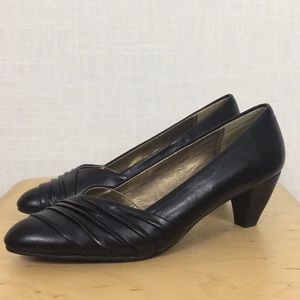 NWOT Soft Style by Hush Puppies black pumps